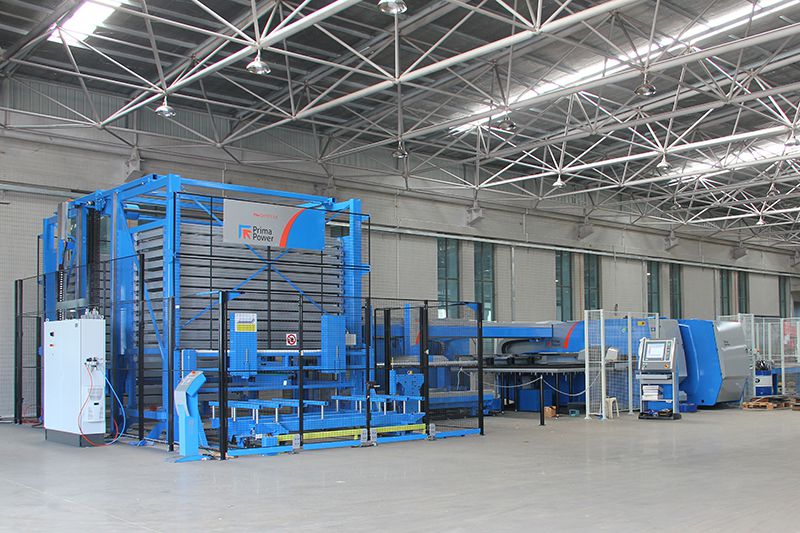 Atelier de tôlerie - Poinçonneuse et Machine de cisaillement combinées